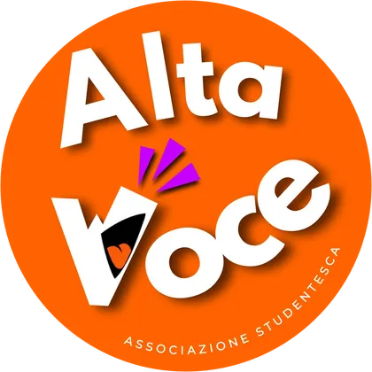 Il logo di ALTAVOCE: disco arancione con il lettering bianco e la V a forma di bocca da cui escono tre segni viola.